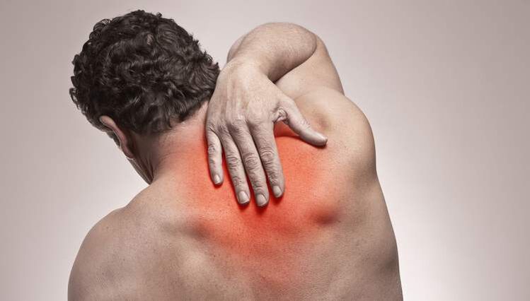 back pain in the area of ​​the shoulder blades